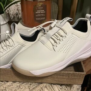 Clove White womans Nurse shoes W6